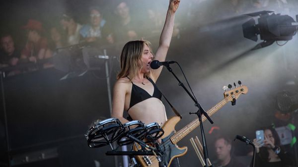 Este Haim from the band 'Haim' performs at the Glastonbury Festival in Worthy Farm, Somerset, England, Saturday, June 25, 2022. - Sputnik International