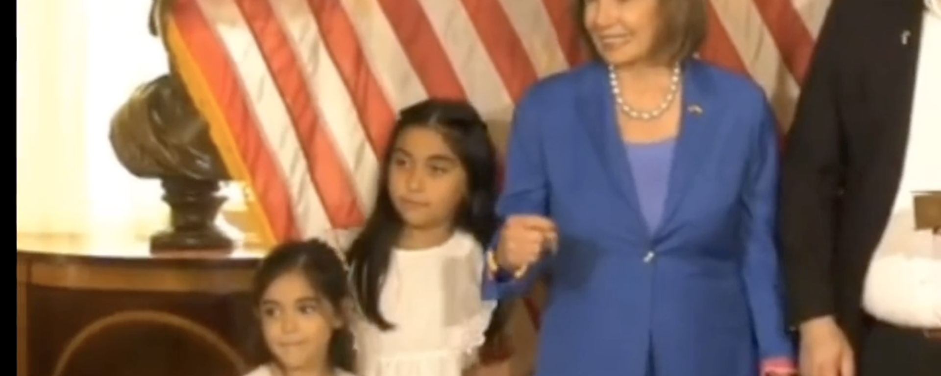 Nancy Pelosi Shoves Mayra Flores' Daughter - Sputnik International, 1920, 27.06.2022