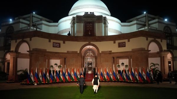 Indian Prime Minister Narendra Modi, right, with Russian President Vladimir Putin leave for their delegation level meeting after a photo call, in New Delhi, India, Monday, Dec.6, 2021. - Sputnik International