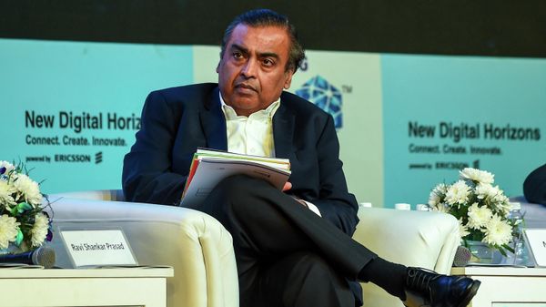 India's richest man and oil-to-telecom conglomerate Reliance Industries chairman Mukesh Ambani (R) attends the India Mobile Congress 2018 in New Delhi on October 25, 2018 India's richest man and oil-to-telecom conglomerate Reliance Industries chairman Mukesh Ambani (R) attends the India Mobile Congress 2018 in New Delhi on October 25, 2018 - Sputnik International