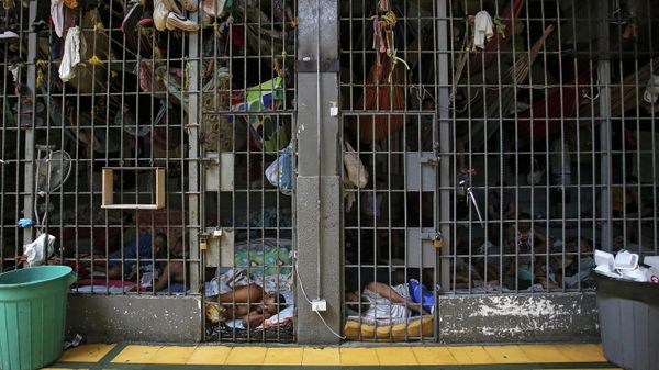 Prisoners remain in a cell during a visit to a temporary detention centre in Cali, Colombia, on March 31, 2022. - Sputnik International