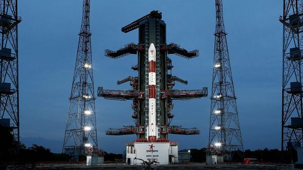 English: Fully integrated launch vehicle on Second Launch Pad of SDSC-SHAR as evening falls - Sputnik International
