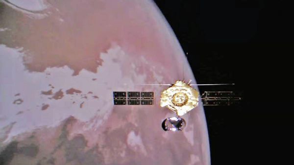 China's Tianwen-1 Mars orbiter captured this stunning selfie above the Red Planet by jettisoning a small camera and beaming photos via WiFi to the mothership - Sputnik International