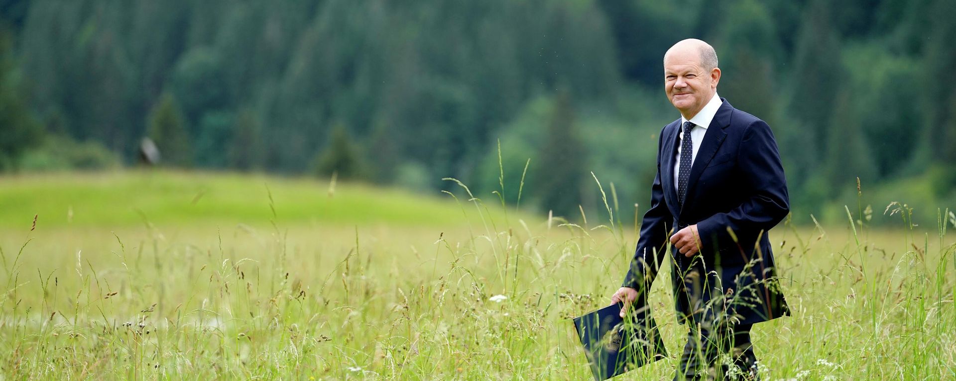 German Chancellor Olaf Scholz smiles as he walks to a media conference at the G7 venue, Castle Elmau, in Kruen, Germany, on Tuesday, June 28, 2022 German Chancellor Olaf Scholz smiles as he walks to a media conference at the G7 venue, Castle Elmau, in Kruen, Germany, on Tuesday, June 28, 2022 - Sputnik International, 1920, 25.09.2022