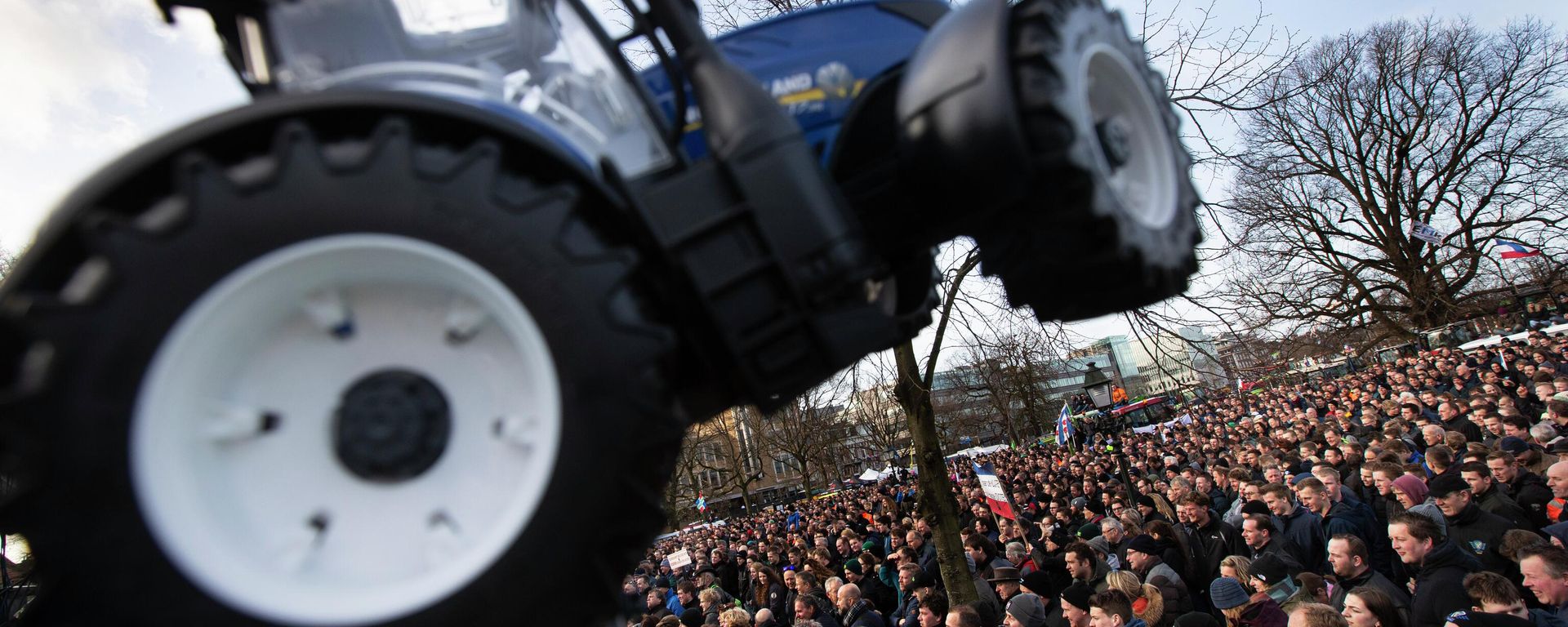 FILE - Some thousand of farmers converge on The Hague, Netherlands, Feb. 19, 2020, in the latest protest against the government's plans to rein in emissions of nitrogen oxide FILE - Some thousand of farmers converge on The Hague, Netherlands, Feb. 19, 2020, in the latest protest against the government's plans to rein in emissions of nitrogen oxide - Sputnik International, 1920, 29.06.2022