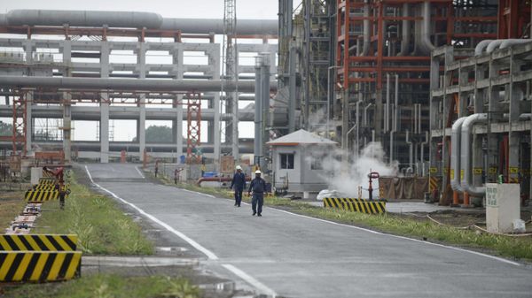 This photograph taken on October 4, 2016 shows workers at an Indian oil refinery belonging to Essar Oil at Vadinar, some 380km from Ahmedabad - Sputnik International