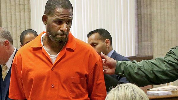 R. Kelly turns to exit during a hearing at the Leighton Criminal Court building, in Chicago, Sept. 17, 2019. R&B legend R. Kelly is entering another phase of his well-publicized downward spiral with a sentencing in a New York City courtroom Wednesday, June 29, 2022, that could put him behind bars for a quarter century or more. - Sputnik International