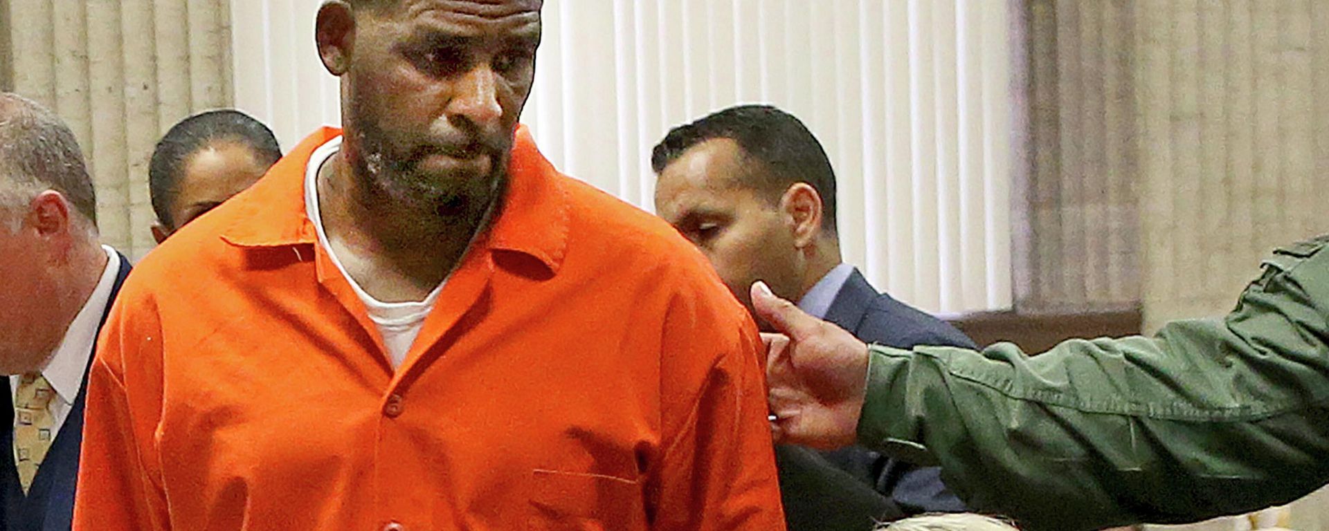 R. Kelly turns to exit during a hearing at the Leighton Criminal Court building, in Chicago, Sept. 17, 2019. R&B legend R. Kelly is entering another phase of his well-publicized downward spiral with a sentencing in a New York City courtroom Wednesday, June 29, 2022, that could put him behind bars for a quarter century or more. - Sputnik International, 1920, 29.06.2022