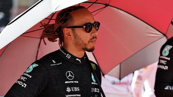 Mercedes driver Lewis Hamilton of Britain holds an umbrella prior to the start of the Azerbaijan Formula One Grand Prix at the Baku circuit, in Baku, Azerbaijan, Sunday, June 12, 2022. - Sputnik International