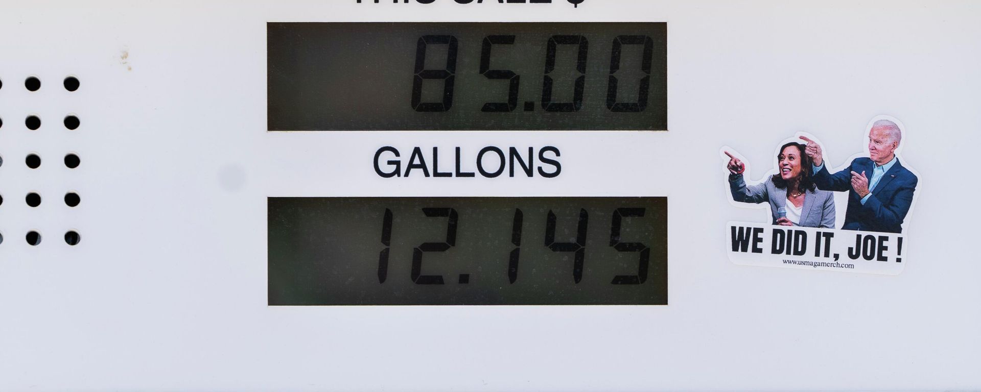 A political sticker mocking President Joe Biden and Vice President Kamala Harris is seen next to a gas pump display showing a transaction in Los Angeles, Monday, March 7, 2022. The price of regular gasoline broke $4 per gallon on average across the U.S. on Sunday for the first time since 2008. (AP Photo/Jae C. Hong) - Sputnik International, 1920, 01.07.2022
