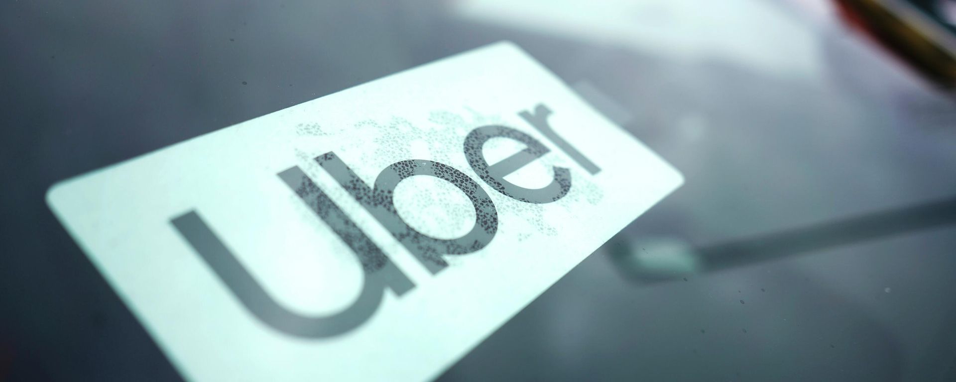 An Uber sign is displayed inside a car in Palatine, Ill., Thursday, Feb. 10, 2022. An Uber sign is displayed inside a car in Palatine, Ill., Thursday, Feb. 10, 2022. - Sputnik International, 1920, 16.09.2022