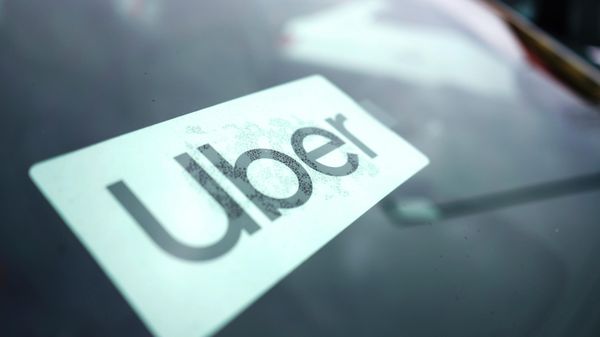 An Uber sign is displayed inside a car in Palatine, Ill., Thursday, Feb. 10, 2022. - Sputnik International