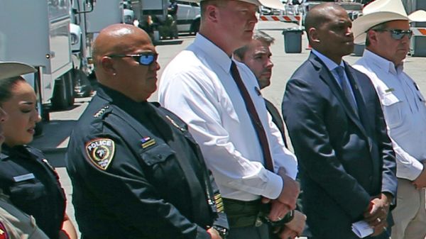 Uvalde School Police Chief Pete Arredondo, second from left, stands during a news conference outside of the Robb Elementary school in Uvalde, Texas, on May 26, 2022. The Uvalde school district’s police chief has stepped down from his position in the City Council just weeks after being sworn in following allegations that he erred in his response to the mass shooting at Robb Elementary School that left 19 students and two teachers dead.   - Sputnik International