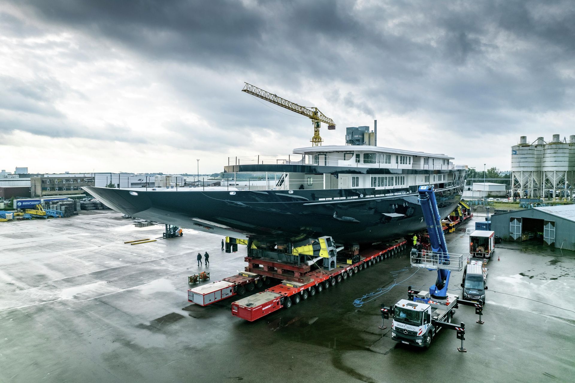 View of a yacht, reportedly being built for Amazon founder Jeff Bezos, on the wharf in Zwijndrecht, near Rotterdam, Netherlands, Wednesday, Oct. 21, 2021. A plan to dismantle a historic bridge in the heart of Dutch port city Rotterdam so that the huge yacht can get to the North Sea is unlikely to be plain sailing. Reports this week that the city had already agreed to take apart the recently restored Koningshaven Bridge, known locally as De Hef sparked anger in the city, with one Facebook group set up calling for people to pelt the multimillion dollar yacht with rotten eggs. View of a yacht, reportedly being built for Amazon founder Jeff Bezos, on the wharf in Zwijndrecht, near Rotterdam, Netherlands, Wednesday, Oct. 21, 2021. A plan to dismantle a historic bridge in the heart of Dutch port city Rotterdam so that the huge yacht can get to the North Sea is unlikely to be plain sailing. Reports this week that the city had already agreed to take apart the recently restored Koningshaven Bridge, known locally as De Hef sparked anger in the city, with one Facebook group set up calling for people to pelt the multimillion dollar yacht with rotten eggs. - Sputnik International, 1920, 03.07.2022