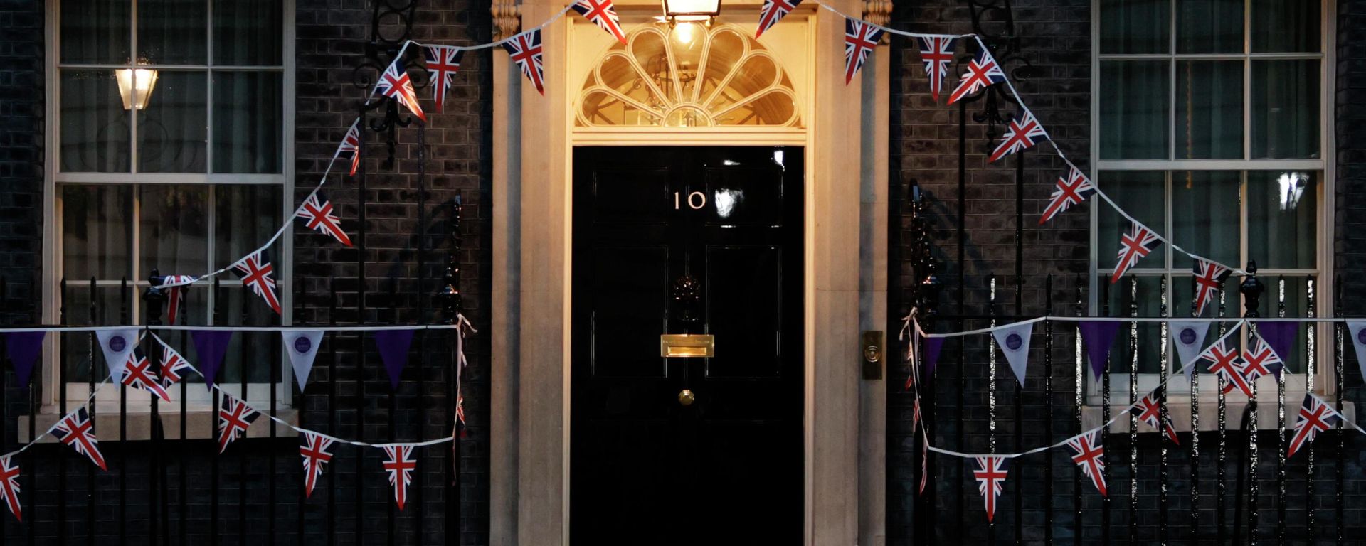 A general view at dusk of 10 Downing Street in London, Monday, June 6, 2022. British Prime Minister Boris Johnson survived a no-confidence vote on Monday, securing enough support from his Conservative Party to remain in office despite a rebellion that leaves him a weakened leader with an uncertain future. - Sputnik International, 1920, 12.07.2022