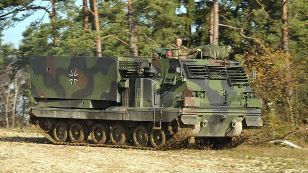 German soldiers maneuver an M270 multiple launch rocket system  - Sputnik International