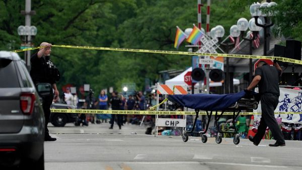 A stretcher is seen after a mass shooting at the Highland Park Fourth of July parade in downtown Highland Park, Ill., a Chicago suburb, Monday, July 4, 2022. (AP Photo/Nam Y. Huh) - Sputnik International