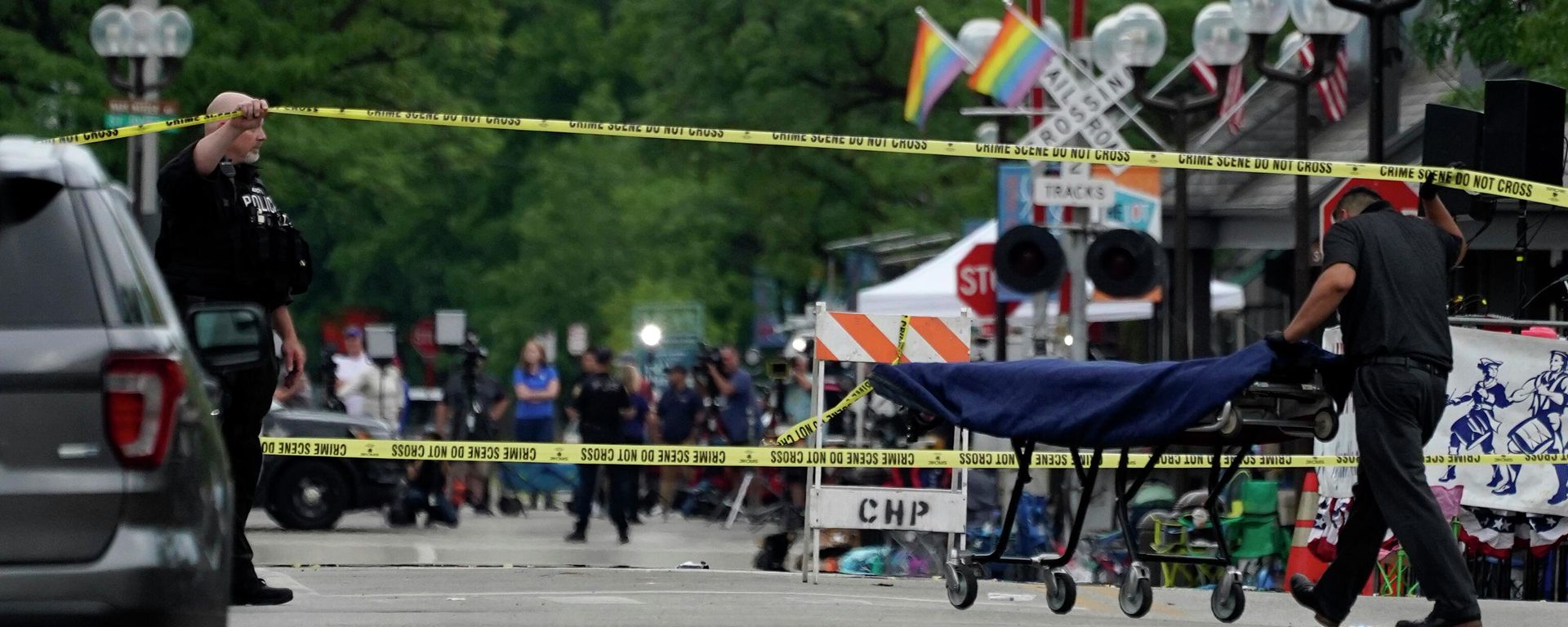 A stretcher is seen after a mass shooting at the Highland Park Fourth of July parade in downtown Highland Park, Ill., a Chicago suburb, Monday, July 4, 2022. (AP Photo/Nam Y. Huh) A stretcher is seen after a mass shooting at the Highland Park Fourth of July parade in downtown Highland Park, Ill., a Chicago suburb, Monday, July 4, 2022. (AP Photo/Nam Y. Huh) - Sputnik International, 1920, 18.09.2023