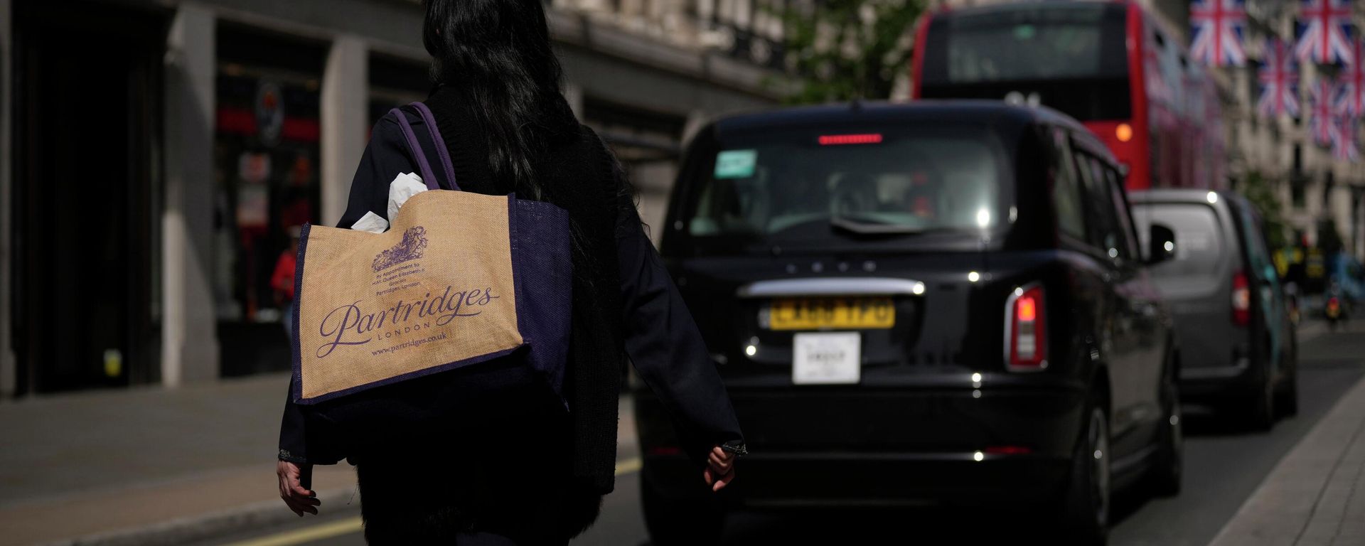 A woman carrying a reusable shopping bag crosses the Regent Street shopping district, in London, Wednesday, May 18, 2022 A woman carrying a reusable shopping bag crosses the Regent Street shopping district, in London, Wednesday, May 18, 2022 - Sputnik International, 1920, 12.10.2022
