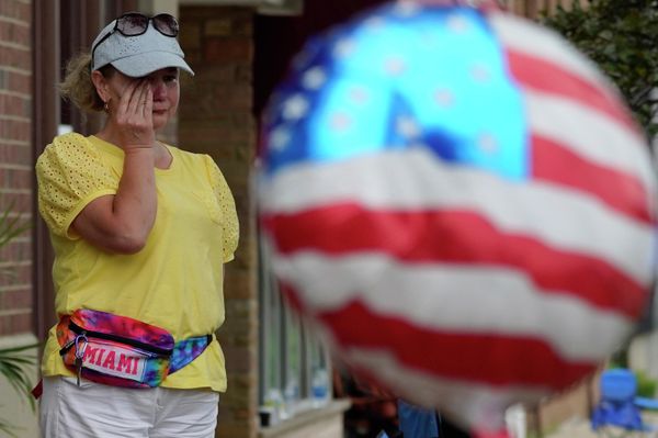 A woman wipes away tears after a mass shooting at the Highland Park Fourth of July parade in Highland Park, Ill., a Chicago suburb, Monday, July 4, 2022. - Sputnik International