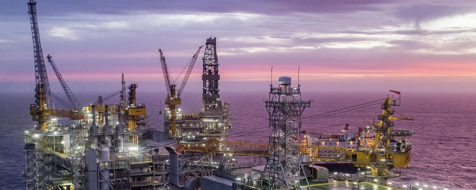(FILES) This file photo taken on January 7, 2020 shows the field centre of the Johan Sverdrup oil field in the North Sea west of Stavanger, operated by Equinor and situated some 140 km off the south western coast of Norway, which is one of the largest oil fields on the Norwegian continental shelf.  - Sputnik International, 1920, 05.07.2022