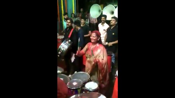 Wife of Maharashtra CM  Eknath Shinde,  Lata Shinde, played drums to welcome him in Thane - Sputnik International