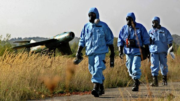 Chemical warfare experts from a multinational team examine the area for traces of contamination with a toxic agent during the NATO-led Joint Assistance exercise in the Yavoriv military training facility, 50 kilometers (31 miles) west of Lviv, Ukraine, Wednesday, Oct. 12, 2005 Chemical warfare experts from a multinational team examine the area for traces of contamination with a toxic agent during the NATO-led Joint Assistance exercise in the Yavoriv military training facility, 50 kilometers (31 miles) west of Lviv, Ukraine, Wednesday, Oct. 12, 2005 - Sputnik International