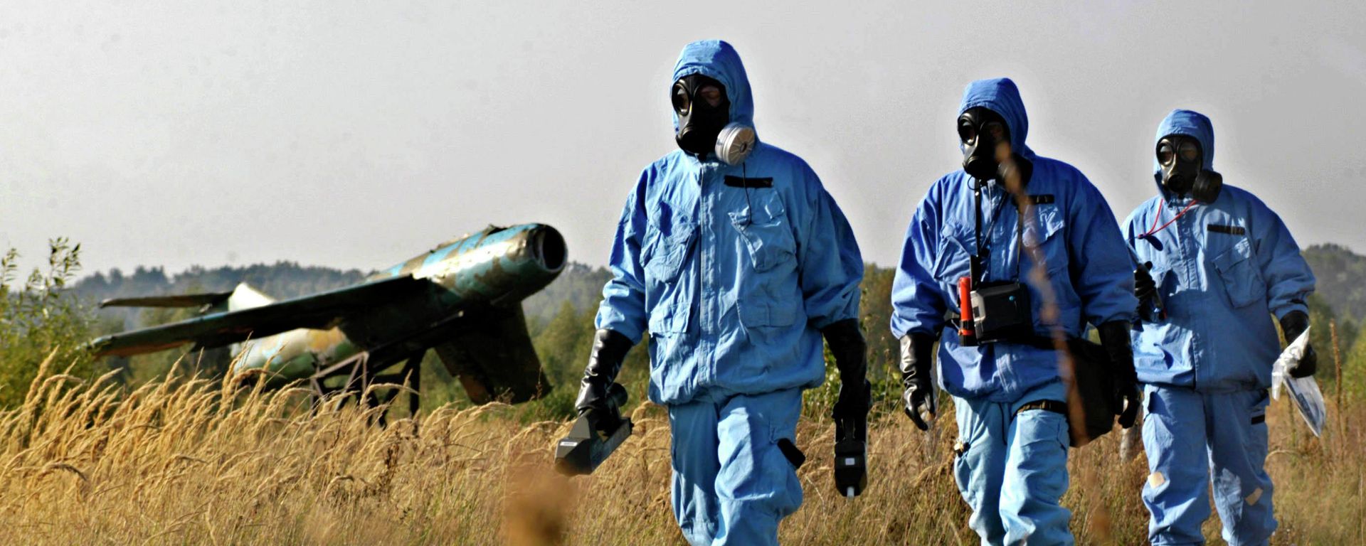 Chemical warfare experts from a multinational team examine the area for traces of contamination with a toxic agent during the NATO-led Joint Assistance exercise in the Yavoriv military training facility, 50 kilometers (31 miles) west of Lviv, Ukraine, Wednesday, Oct. 12, 2005 - Sputnik International, 1920, 06.07.2022