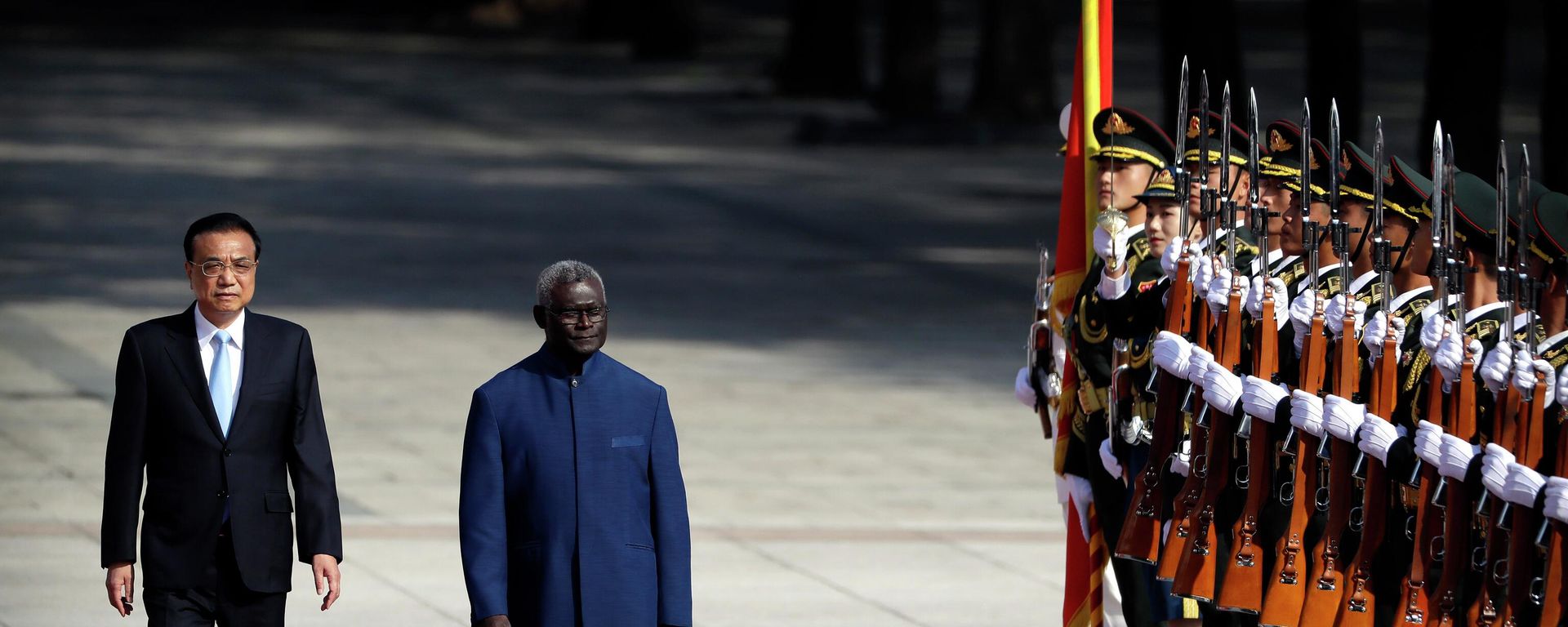 Chinese Premier Li Keqiang, left, and Solomon Islands Prime Minister Manasseh Sogavare review an honor guard during a welcome ceremony at the Great Hall of the People in Beijing, Wednesday, Oct. 9, 2019. - Sputnik International, 1920, 06.07.2022