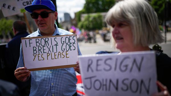 People holds placards as they protest outside the Houses of Parliament - Sputnik International