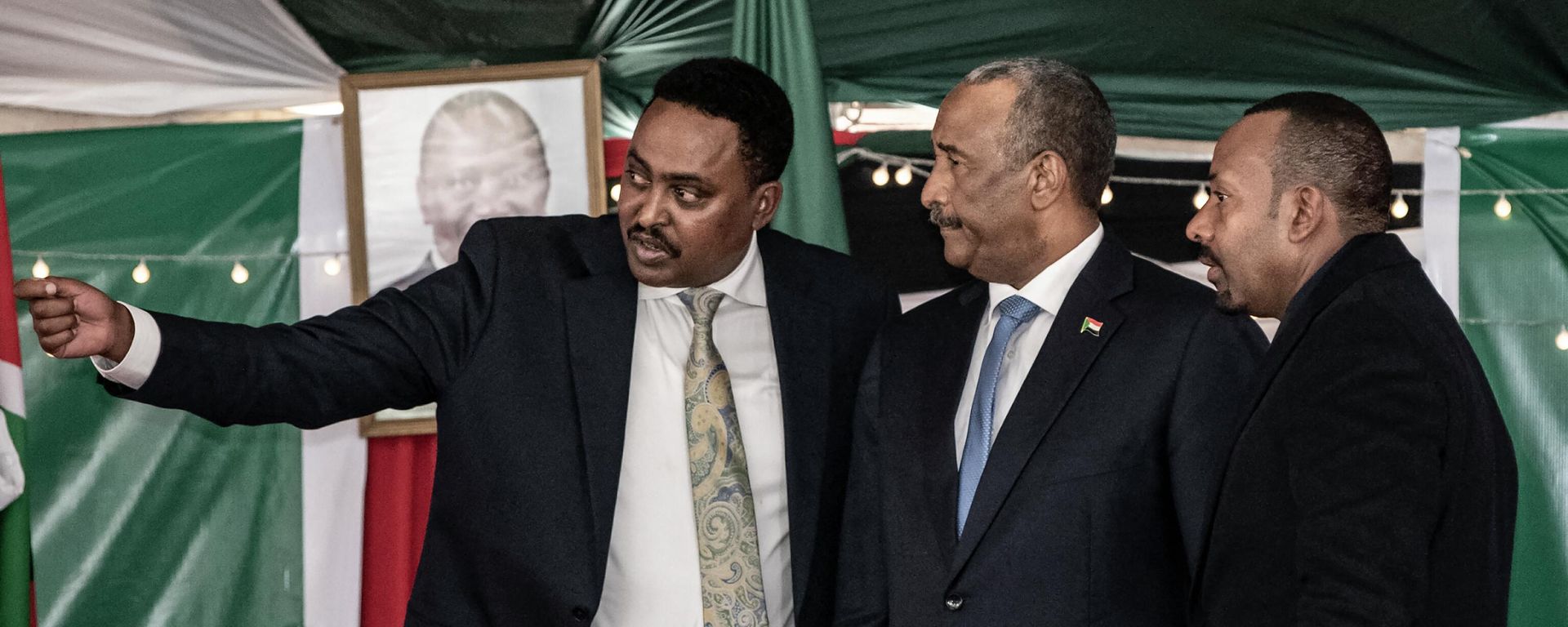 Executive Secretary of the Inter-Governmental Authority on Development (IGAD) and Ethiopia's Former Minister of Foreign Affairs Workneh Gebeyahu (L) gestures next to Sudan's President of the Transitional Sovereignty Council Abdel Fattah al-Burhan (C) and Ethiopia President Abiy Ahmed (R) during the 39th IGAD extraordinary summit in Nairobi on July 5, 2022. Executive Secretary of the Inter-Governmental Authority on Development (IGAD) and Ethiopia's Former Minister of Foreign Affairs Workneh Gebeyahu (L) gestures next to Sudan's President of the Transitional Sovereignty Council Abdel Fattah al-Burhan (C) and Ethiopia President Abiy Ahmed (R) during the 39th IGAD extraordinary summit in Nairobi on July 5, 2022. - Sputnik International, 1920, 17.02.2023