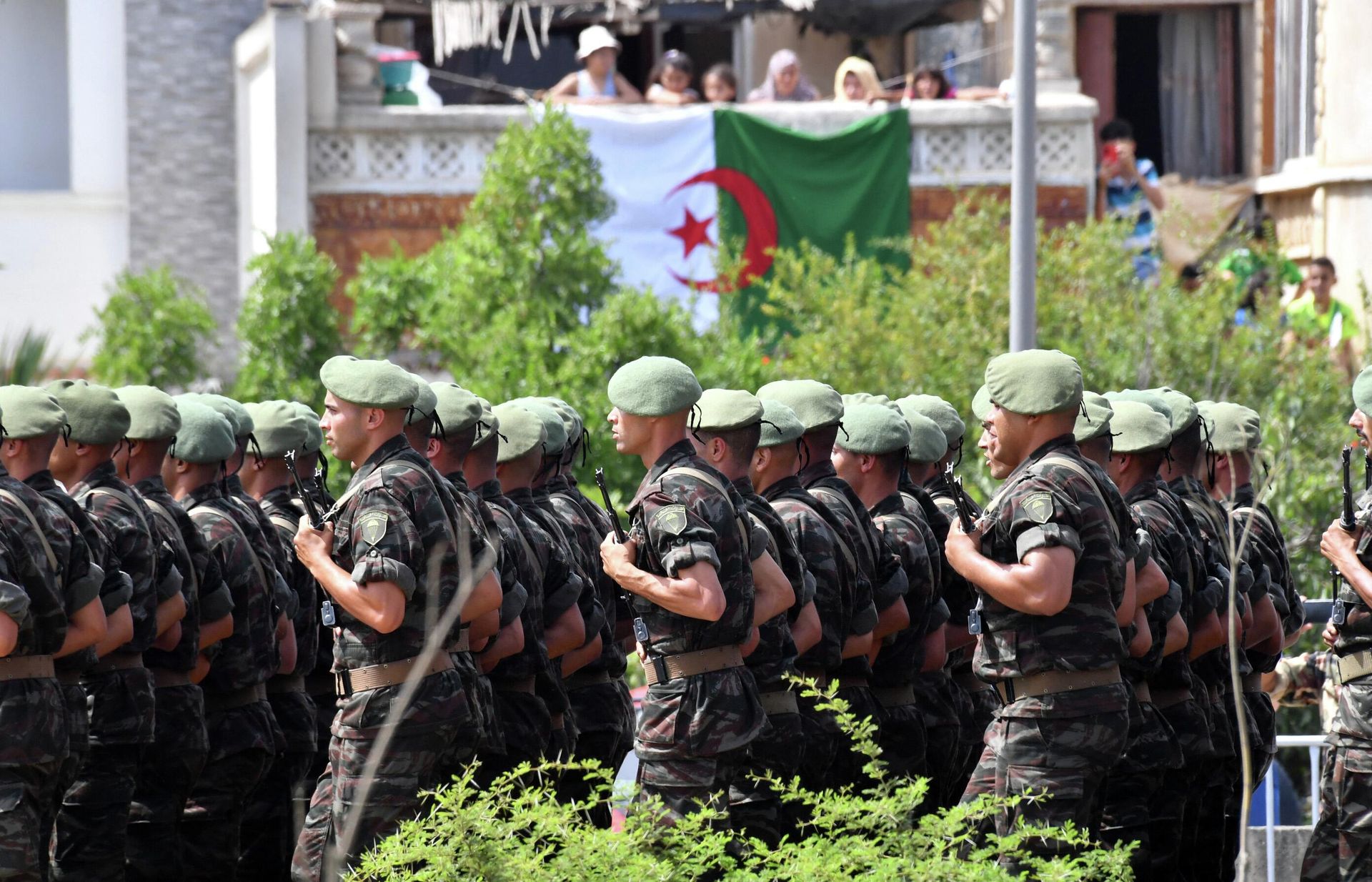 Algerian soldiers parade down a street in the capital Algiers on July 5, 2022, as the country celebrates the 60th anniversary of its independence. - Sputnik International, 1920, 06.07.2022