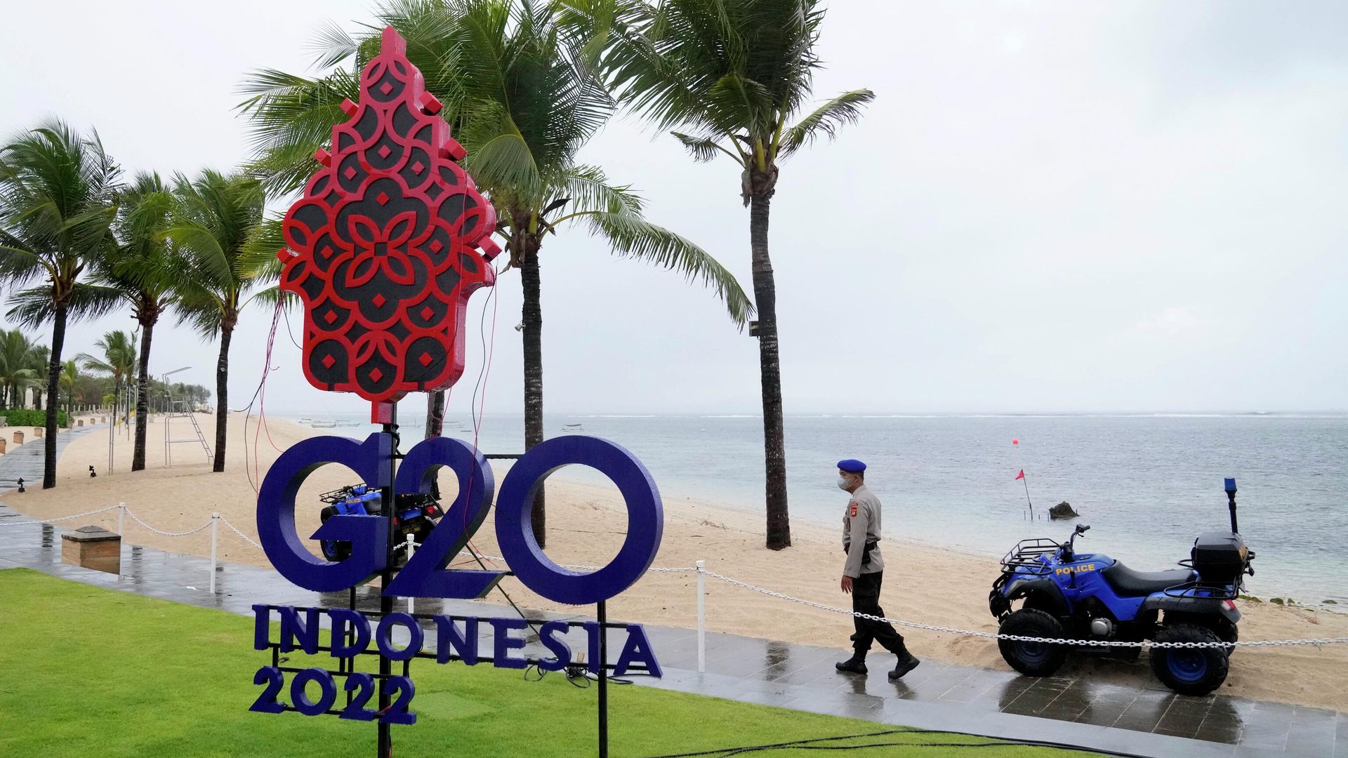 A police officer walks past a G20 sign in Nusa Dua, Bali, Indonesia, Thursday, July 7, 2022 - Sputnik International, 1920, 07.07.2022