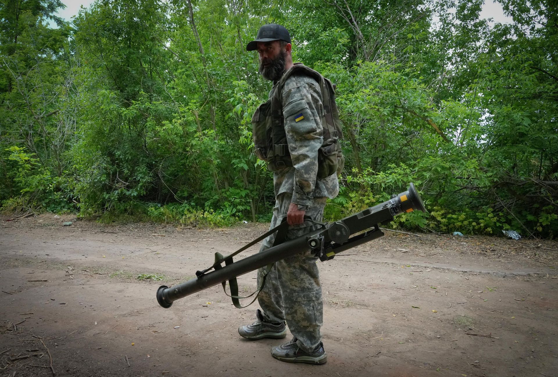 A Ukrainian soldier carries a U.S.-supplied Stinger - Sputnik International, 1920, 26.07.2022