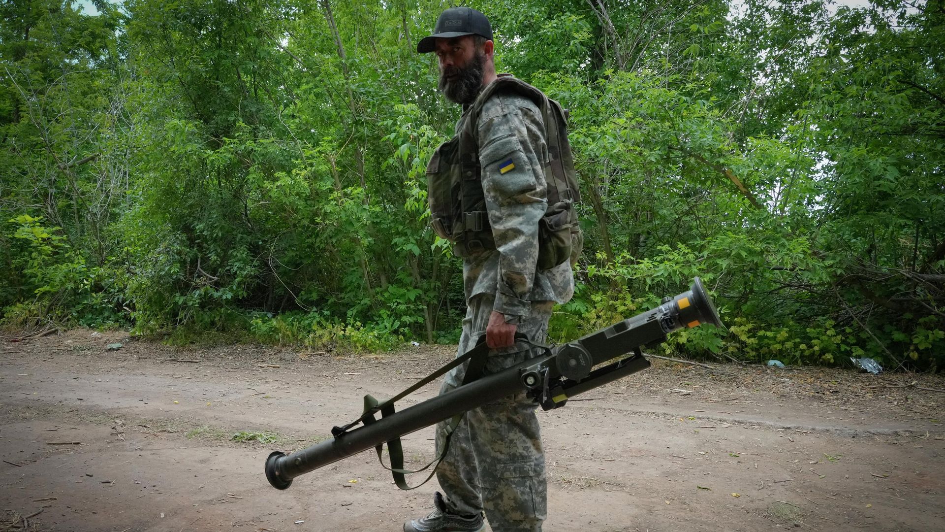 A Ukrainian soldier carries a U.S.-supplied Stinger - Sputnik International, 1920, 11.10.2024