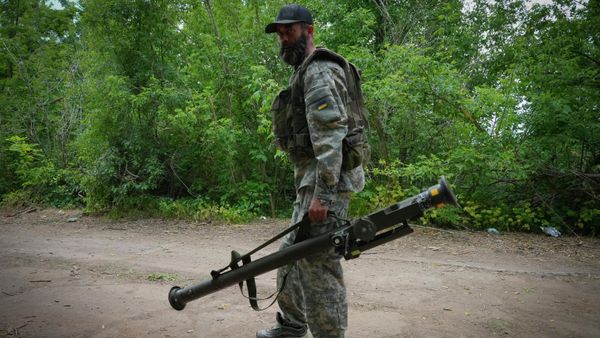 A Ukrainian soldier carries a U.S.-supplied Stinger - Sputnik International