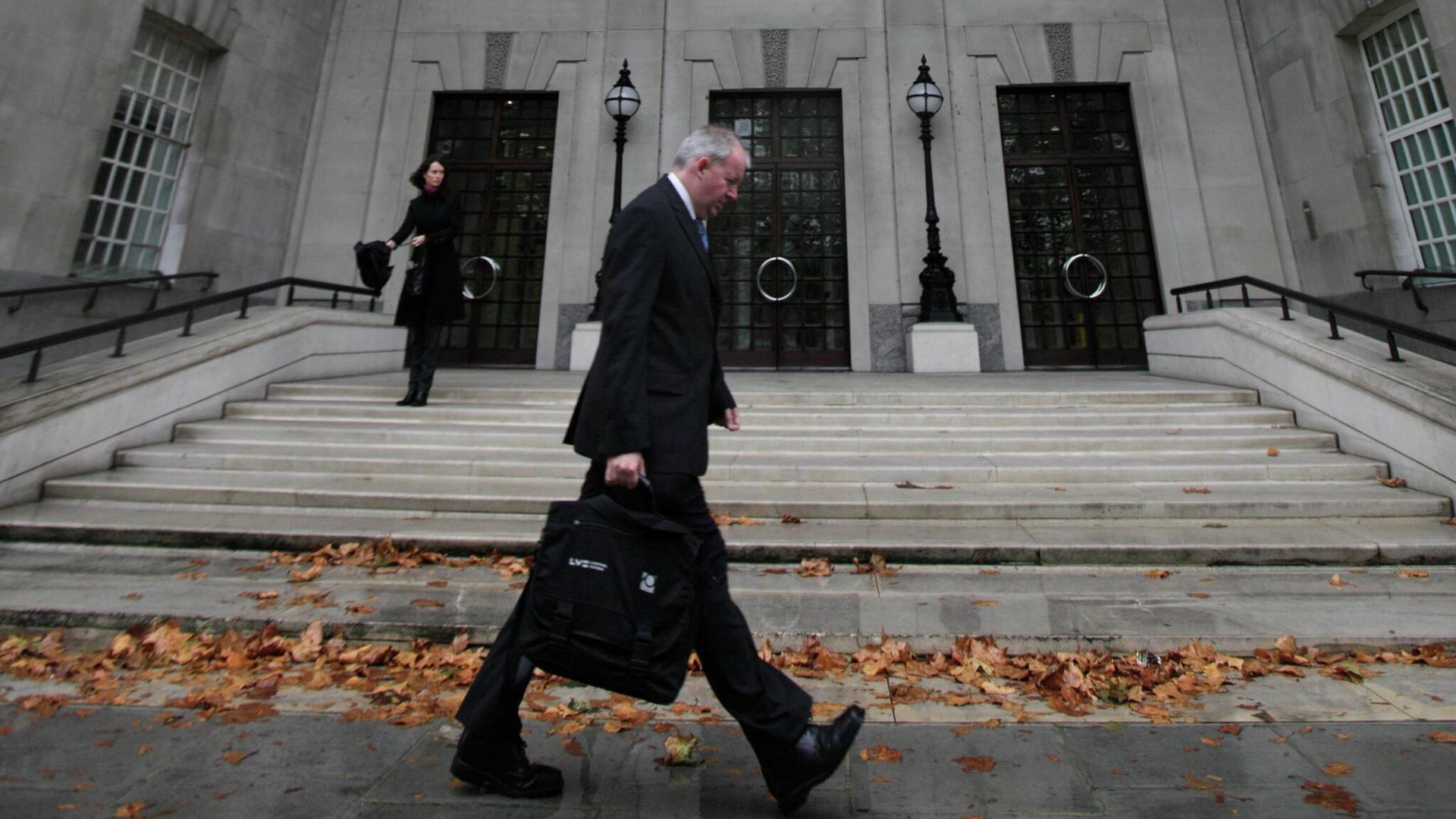 A man walks past the building housing the British Security Service, MI5 in central London, Monday Oct. 5, 2009 - Sputnik International, 1920, 07.07.2022