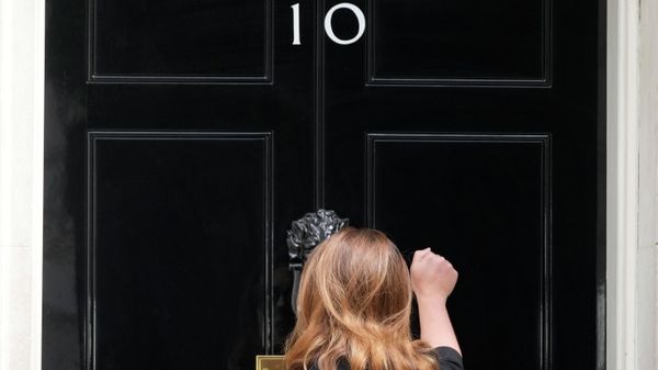A woman knocks the front door of 10 Downing Street in London, Wednesday, July 6, 2022 - Sputnik International