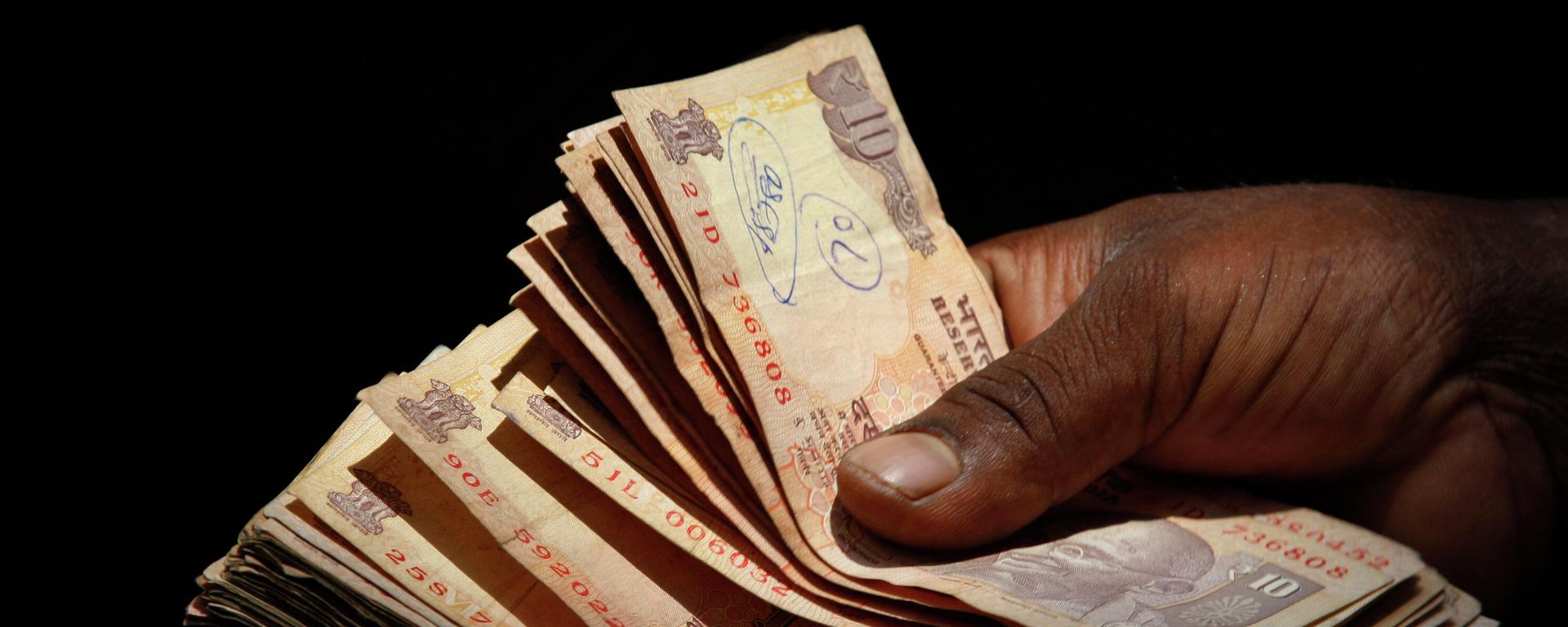 An Indian vendor counts 10 rupee notes at a shop in Hyderabad, India, Sunday, Sept. 1, 2013. An Indian vendor counts 10 rupee notes at a shop in Hyderabad, India, Sunday, Sept. 1, 2013. - Sputnik International, 1920, 26.10.2022