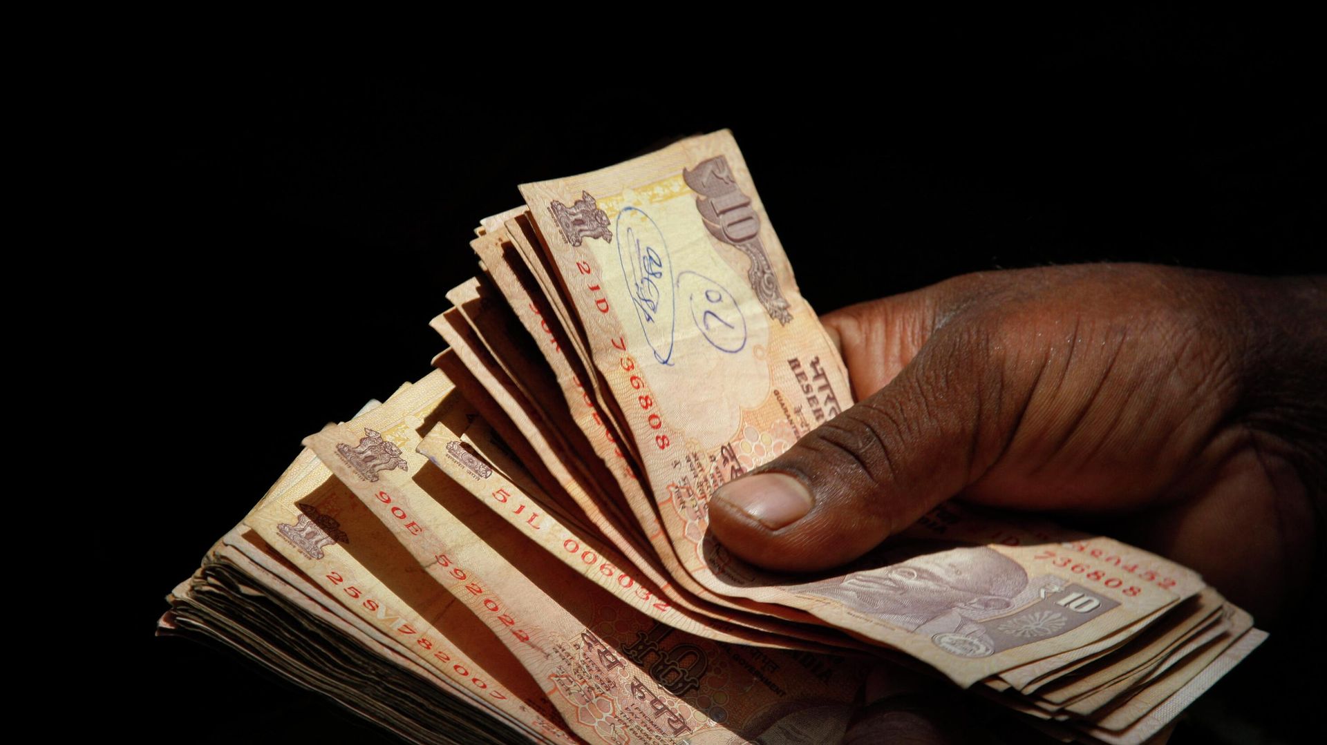 An Indian vendor counts 10 rupee notes at a shop in Hyderabad, India, Sunday, Sept. 1, 2013. - Sputnik International, 1920, 21.11.2022