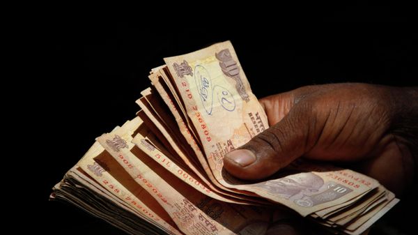 An Indian vendor counts 10 rupee notes at a shop in Hyderabad, India, Sunday, Sept. 1, 2013. - Sputnik International
