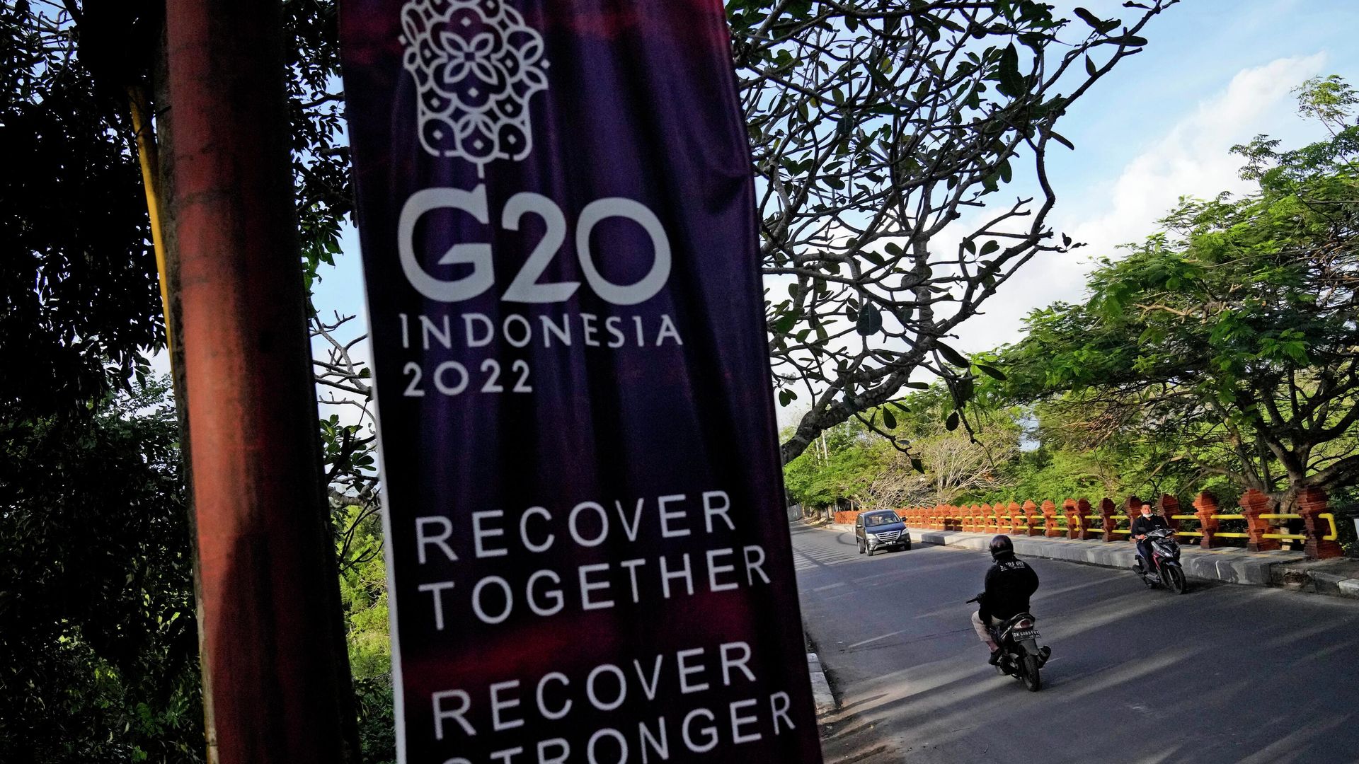 Motorists ride past a G20 banner in Nusa Dua, Bali, Indonesia, Thursday, July 7, 2022 - Sputnik International, 1920, 08.07.2022