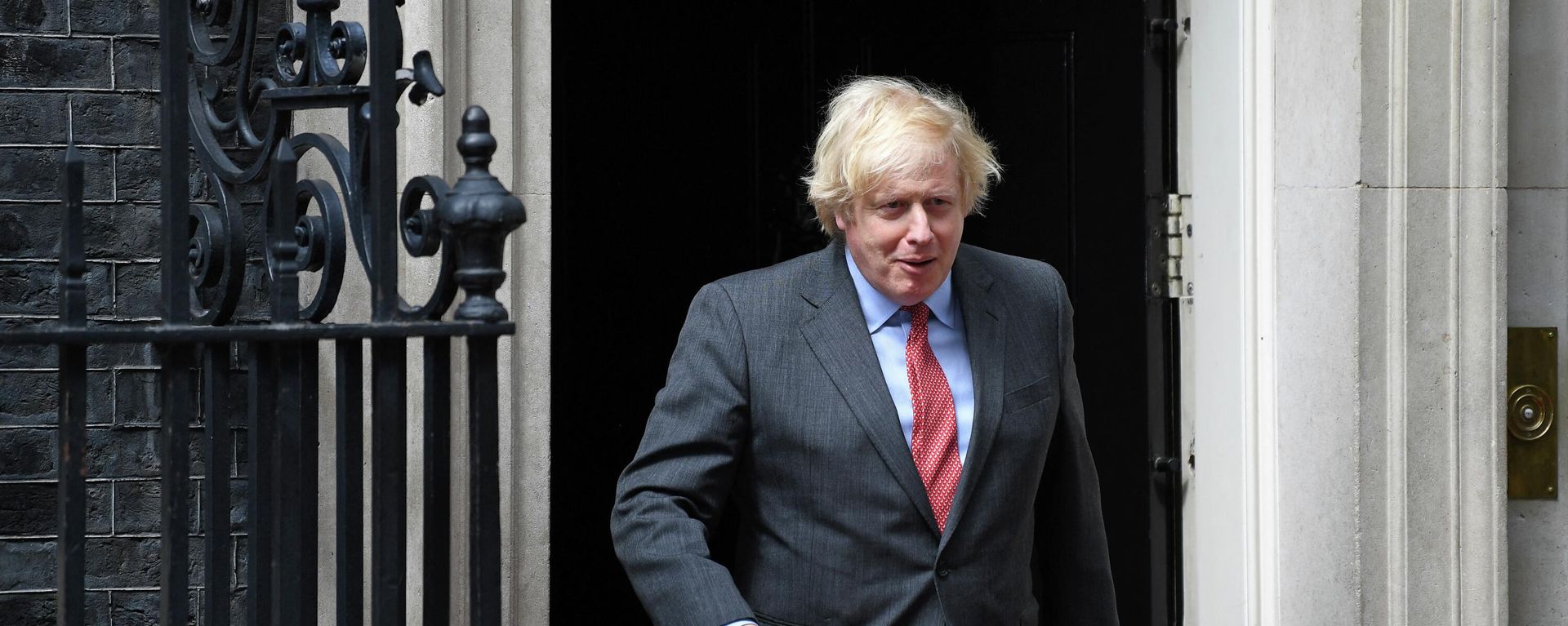 Britain's Prime Minister Boris Johnson walks out the door to greet French President Emmanuel Macron at No.10 Downing Street in central London on June 18, 2020 - Sputnik International, 1920, 08.07.2022