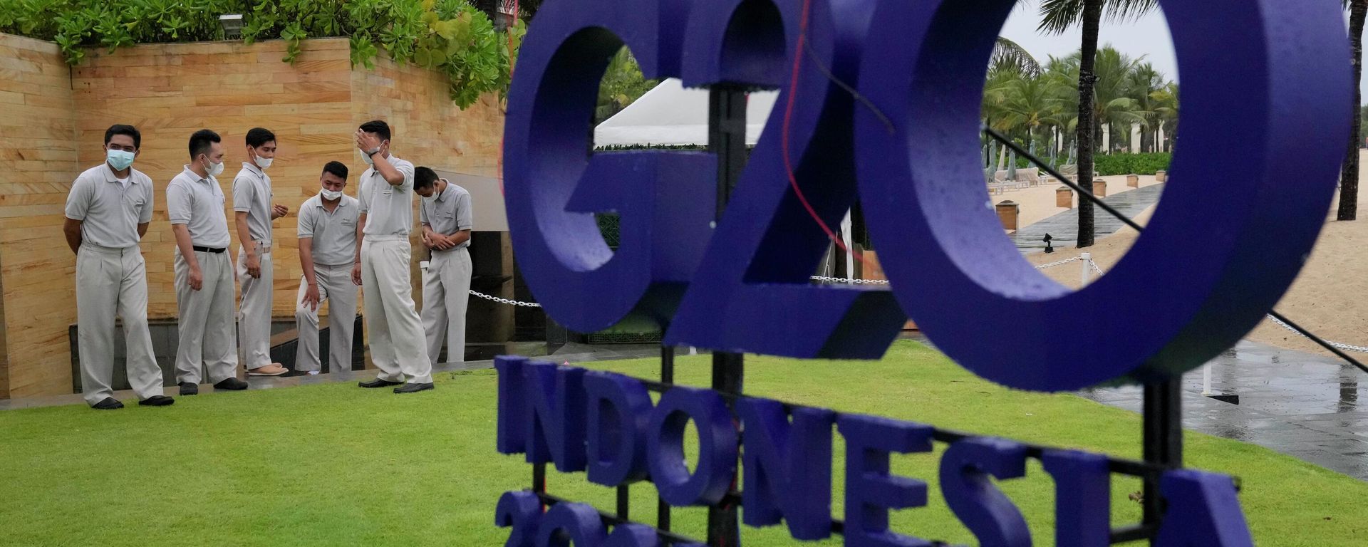 Hotel staff prepare a venue for a side event of the G20 Foreign Ministers' Meeting in Nusa Dua, Bali, Indonesia, Thursday, July 7, 2022 - Sputnik International, 1920, 08.07.2022