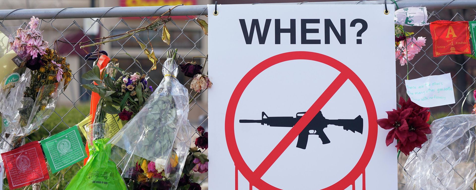  Tributes hang on the temporary fence surrounding the parking lot in front of a King Soopers grocery store in which 10 people died in a late March mass shooting, Friday, April 9, 2021, in Boulder, Colo.  - Sputnik International, 1920, 07.07.2022