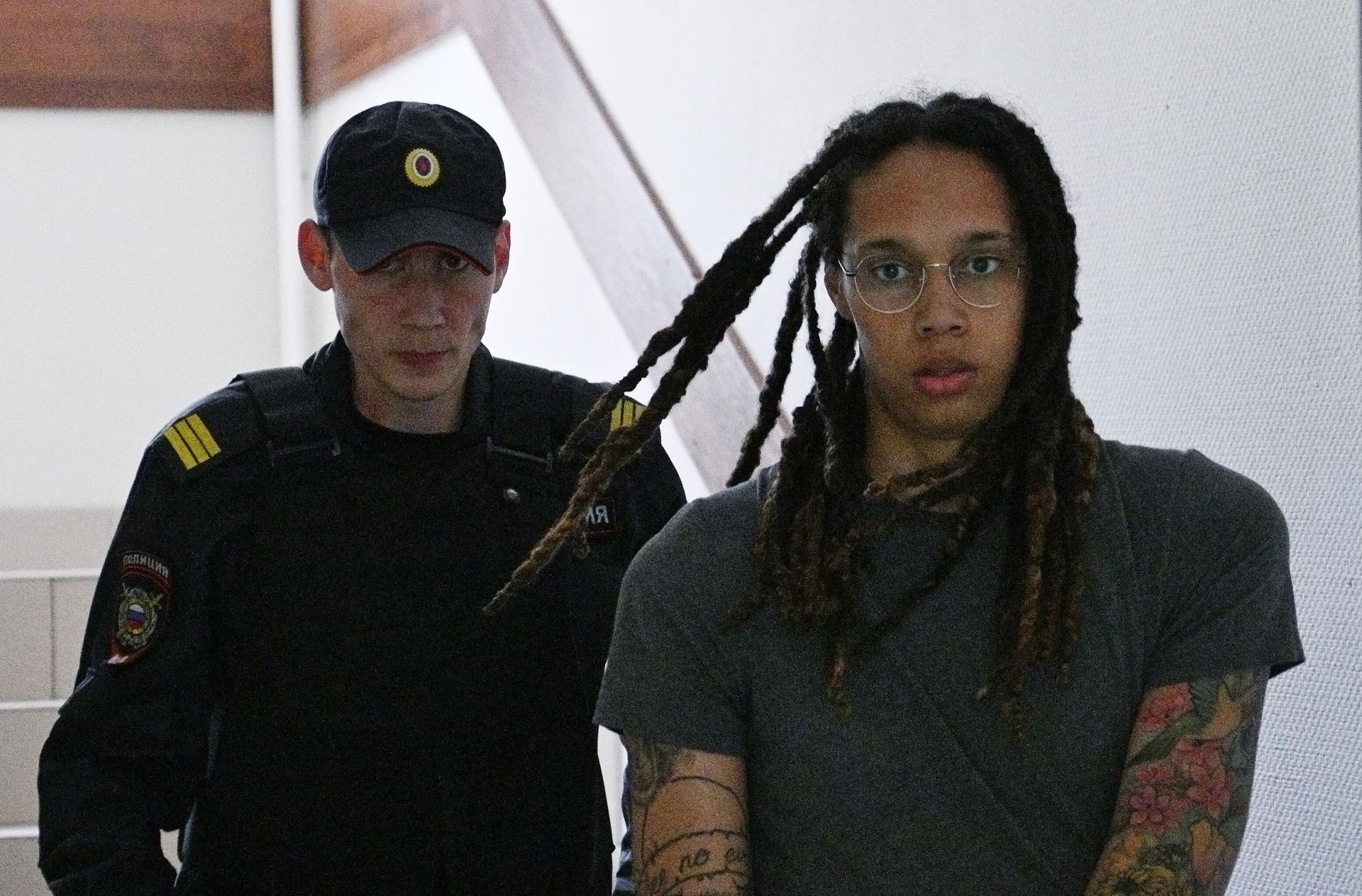 A law enforcement officer escorted US basketball star Brittney Griner before a preliminary hearing ahead of her trial in Khimki, outside Moscow, Russia - Sputnik International, 1920, 10.12.2022