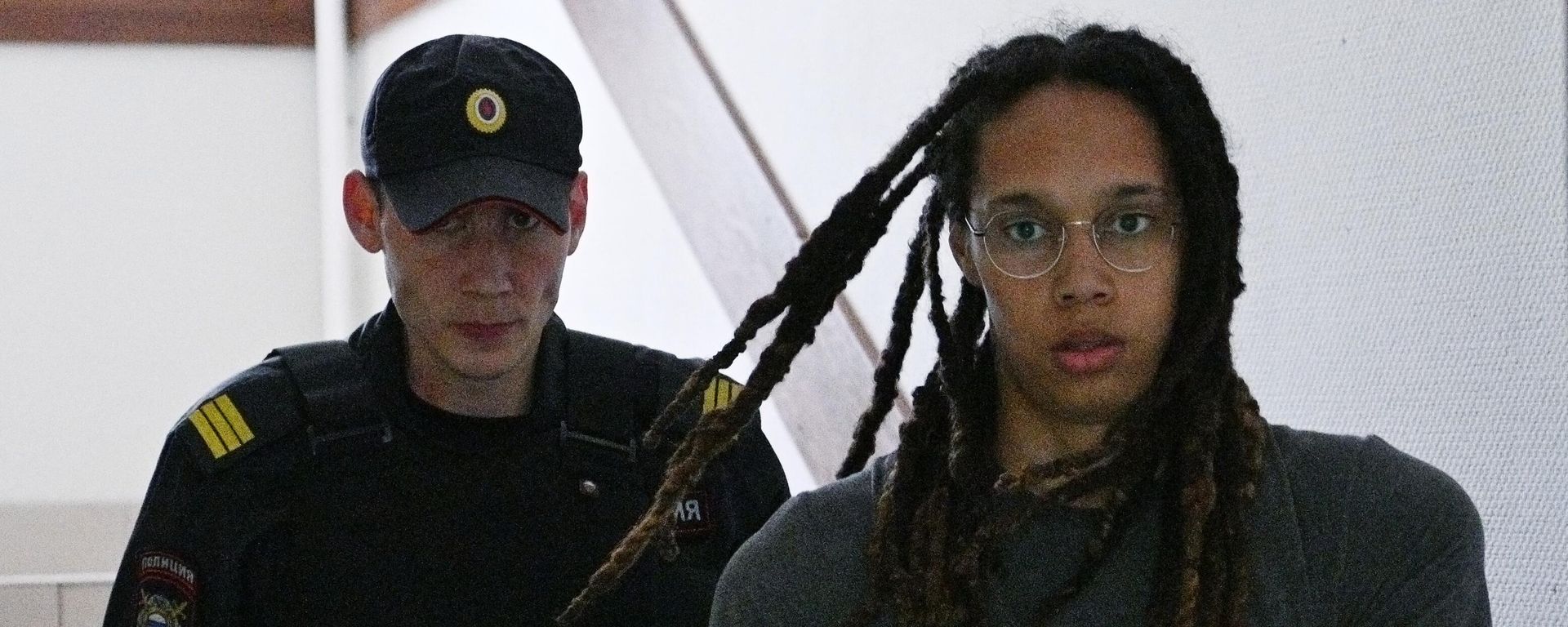 A law enforcement officer escorted US basketball star Brittney Griner before a preliminary hearing ahead of her trial in Khimki, outside Moscow, Russia - Sputnik International, 1920, 13.12.2022