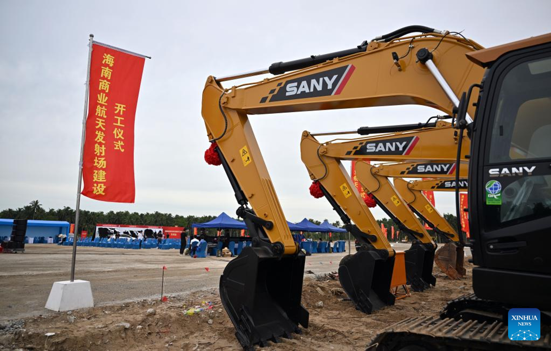 Photo taken on July 6, 2022 shows the construction site of Hainan commercial spacecraft launch site in Wenchang City, south China's Hainan Province. Construction of China's first commercial spacecraft launch site started Wednesday in Wenchang City, south China's island province of Hainan.
As a major project of the Hainan free trade port construction, the Hainan commercial spacecraft launch site is committed to becoming world-class, market-oriented, and further improving the launching capability of China's commercial carrier rockets. Photo taken on July 6, 2022 shows the construction site of Hainan commercial spacecraft launch site in Wenchang City, south China's Hainan Province. Construction of China's first commercial spacecraft launch site started Wednesday in Wenchang City, south China's island province of Hainan.
As a major project of the Hainan free trade port construction, the Hainan commercial spacecraft launch site is committed to becoming world-class, market-oriented, and further improving the launching capability of China's commercial carrier rockets. - Sputnik International, 1920, 07.07.2022