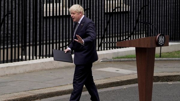 Britain's Prime Minister Boris Johnson leaves after making a statement in front of 10 Downing Street in central London on July 7, 2022 - Sputnik International