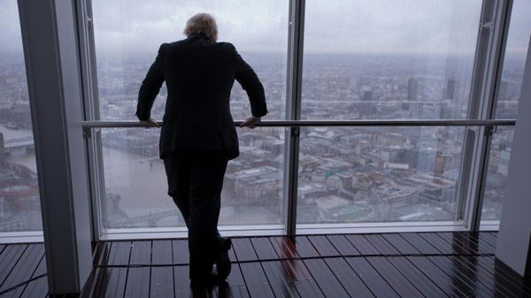  Boris Johnson poses for photographers by looking out at the sights after officially opening The View viewing platform at the Shard skyscraper in London, Friday, Feb. 1, 2013 - Sputnik International